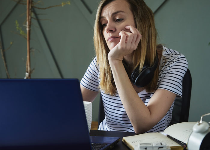 Woman Complains Online About How Hard It Is To Live On Her Salary, Dramatizes When Boss Sees It