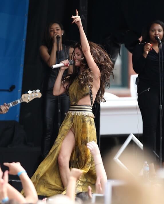 Selena Gomez Flashed Her Spanx To The Crowd