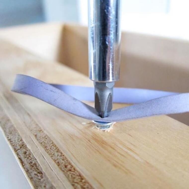 ​Remove Stubborn Screws With A Rubber Band