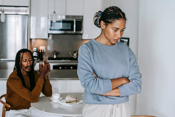 Woman Starts Questioning Her Entire Relationship After BF Refuses To Lift A Finger To Help Out