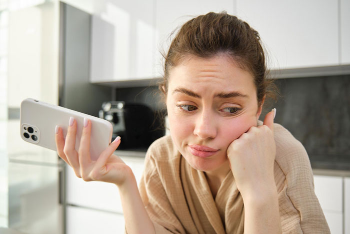 "I'm Not An ATM": Lady Only Texts Friend When She Wants To Mooch Money From Her, She Finally Snaps