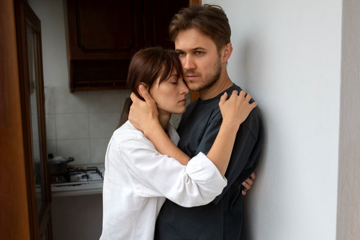 Sis Tells Bro She Won't Be Around If He Continues Spending Time With His Cheating, Lying GF